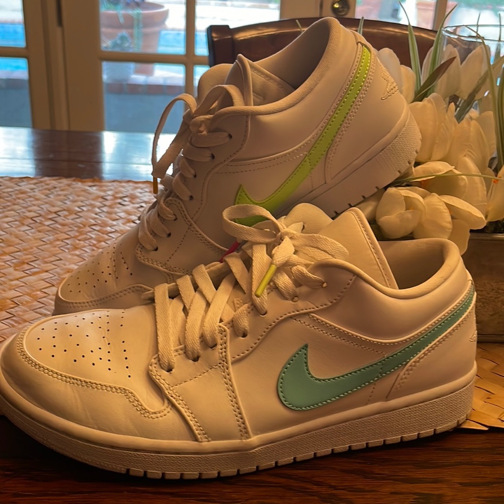 Nine air shoes, worn twice ! Size 9.5 womens !